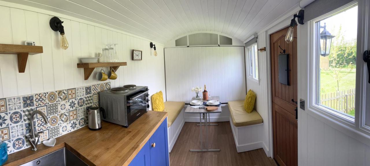 Shepherds Hut With Hot Tub Wells Eksteriør billede